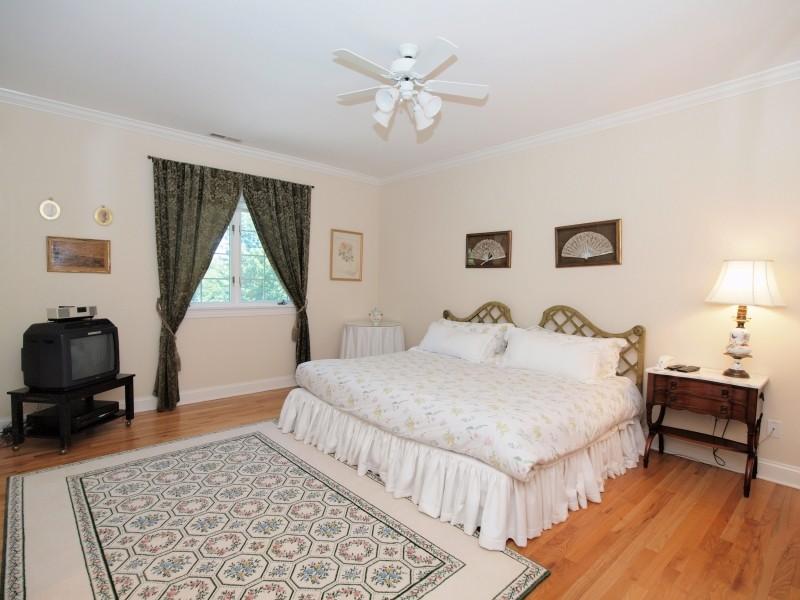 284 Hawks Hill Road New Canaan, CT 06840 - Photo 16 of 23