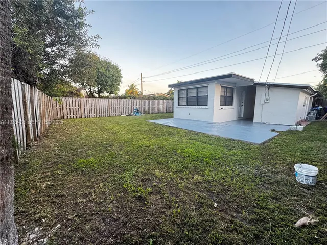 a view of a backyard with palm tree