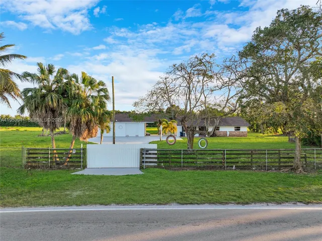 a view of a park and entertaining space