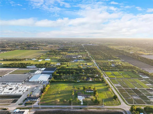 a view of an outdoor space