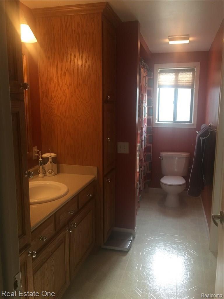 2390 Keith Road West Bloomfield, MI 48324 - Photo 9 of 19 PLENTY OF STORAGE IN MAIN BATH WITH DUAL ACCESS FROM HALLWAY AND MASTER BEDROOM