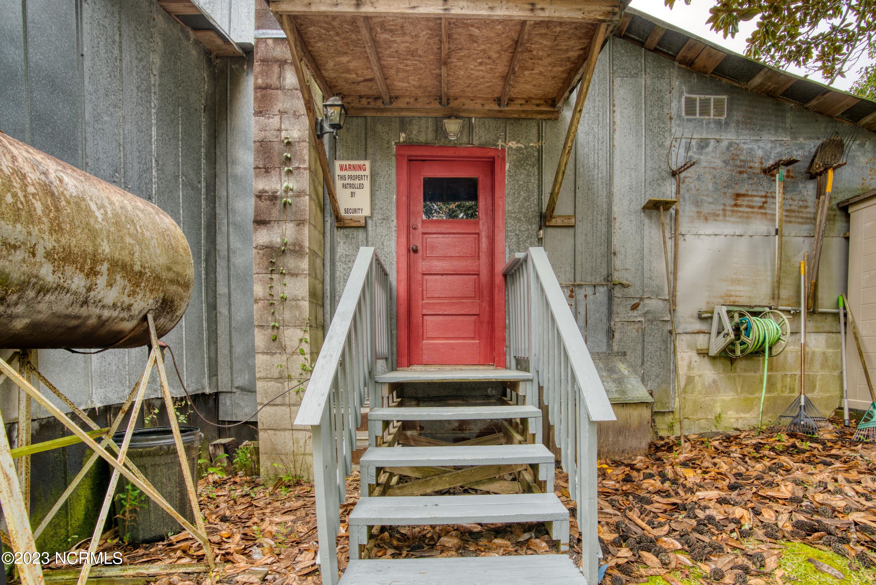107 Corbett Road Swansboro, NC 28584 - Photo 18 of 44 Barn Primary Entrance