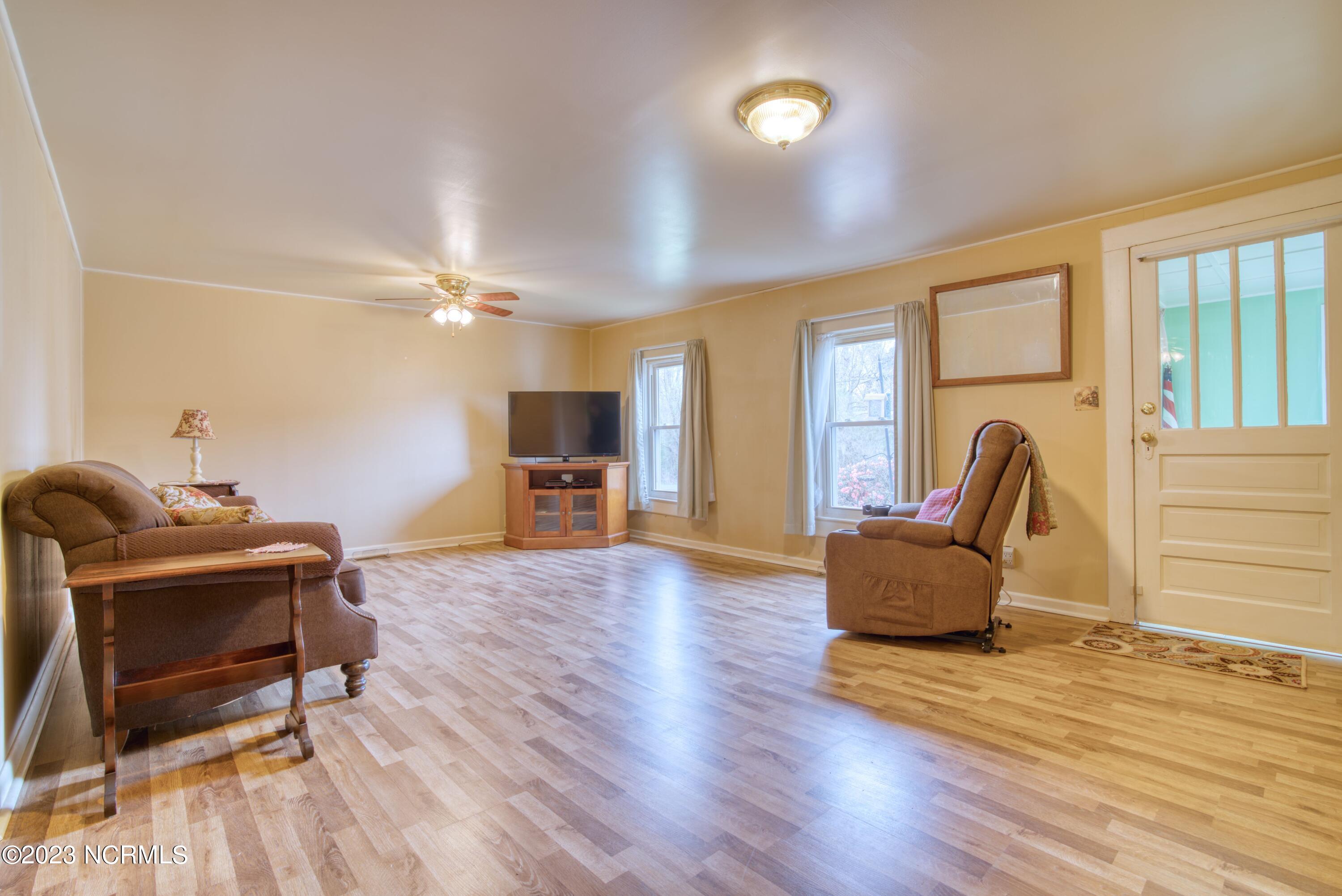 107 Corbett Road Swansboro, NC 28584 - Photo 26 of 44 Living Room