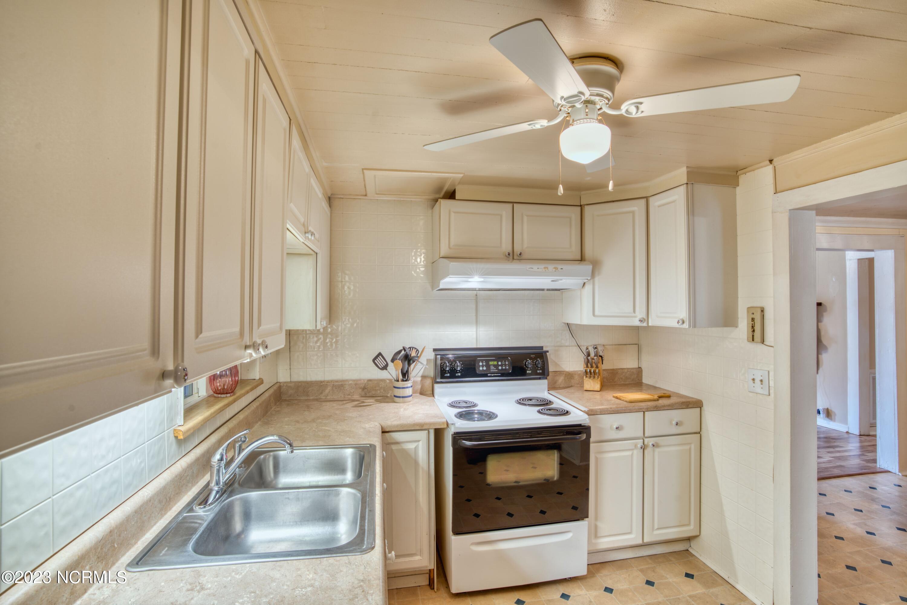 107 Corbett Road Swansboro, NC 28584 - Photo 31 of 44 Kitchen
