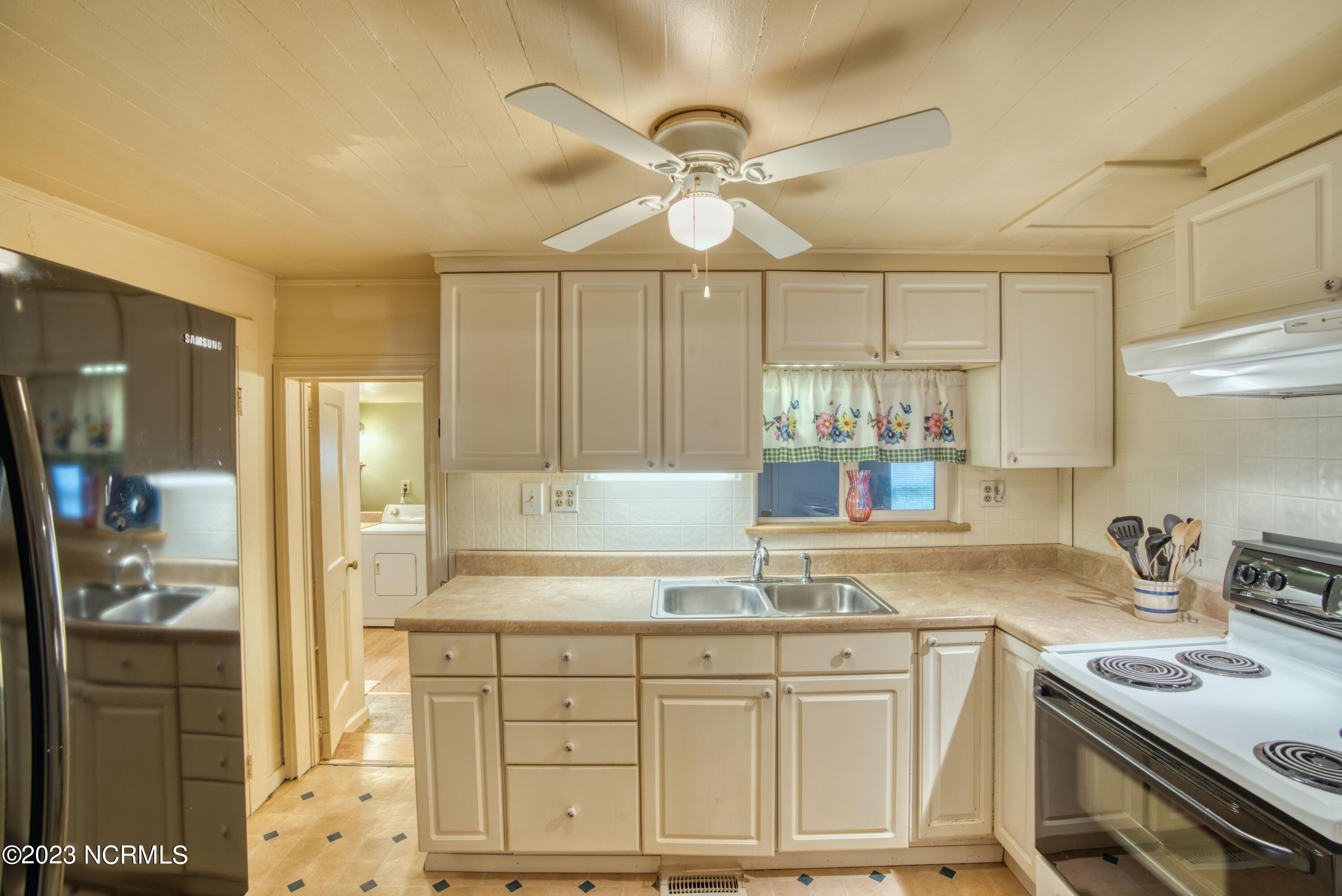107 Corbett Road Swansboro, NC 28584 - Photo 32 of 44 Kitchen