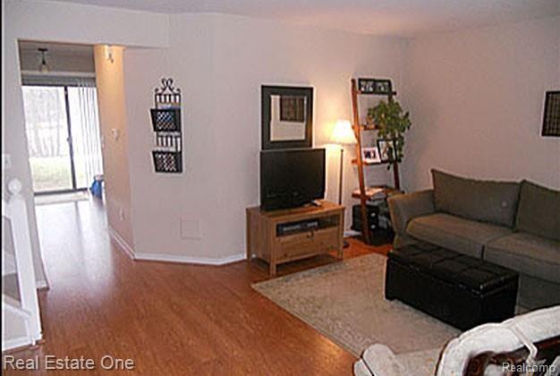 1535 Streamwood Court, Unit 35 Rochester, MI 48307 - Photo 4 of 22 3.jpg