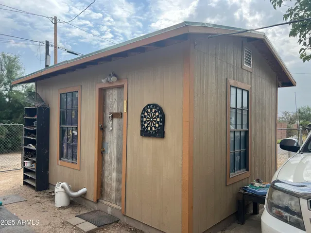 a view of outdoor space yard and porch