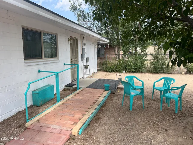 a view of a house with backyard
