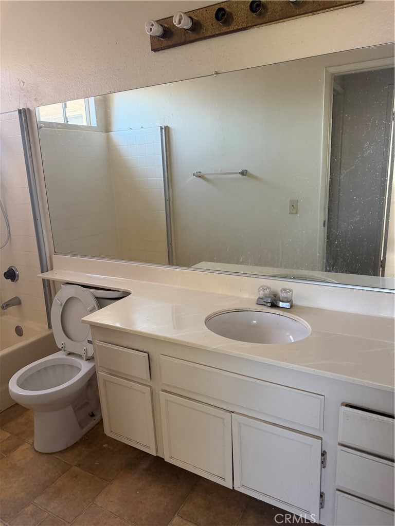 24677 Rugby Lane Moreno Valley, CA 92551 - Photo 28 of 43 Upstairs bathroom