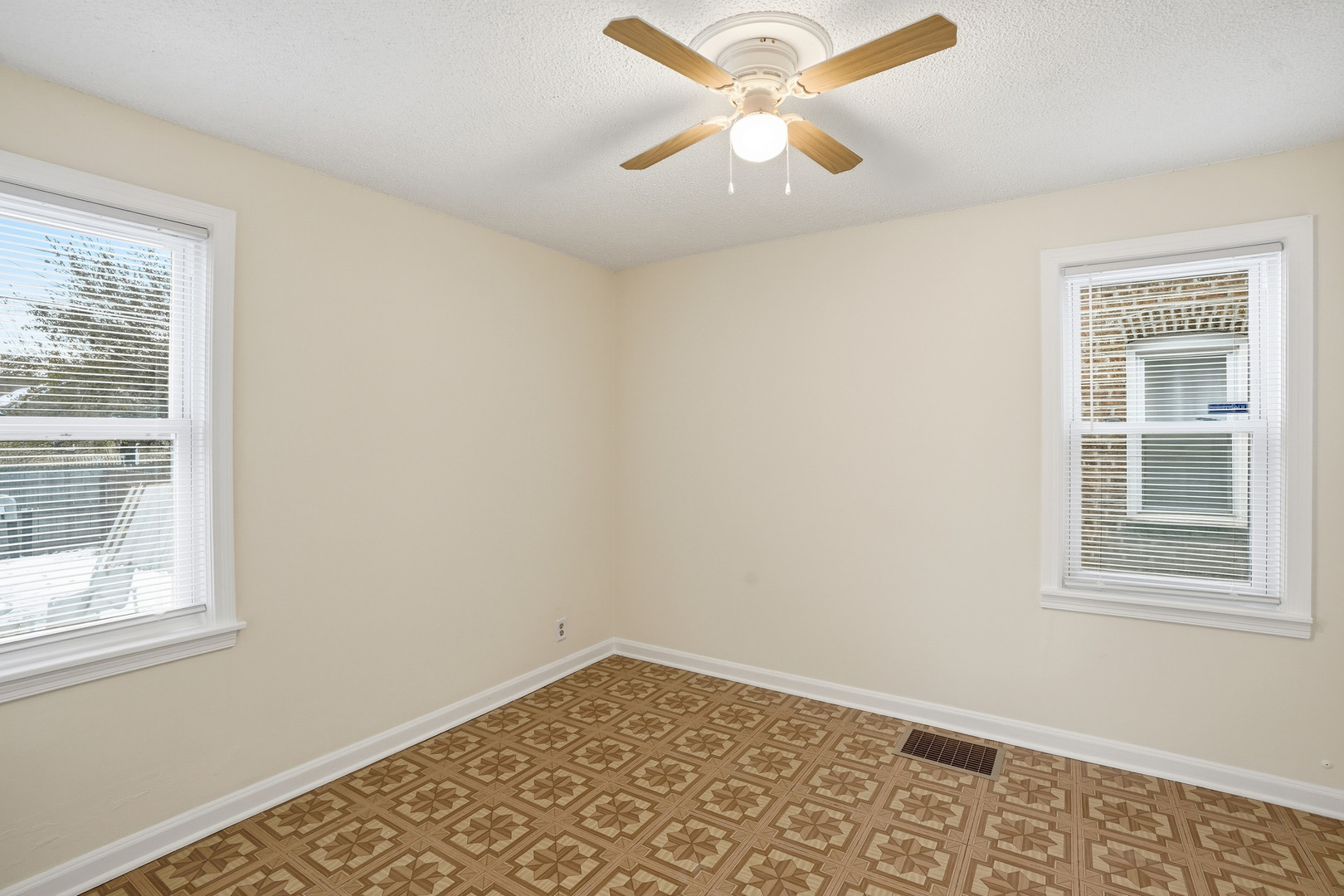 11056 South State Line Road Chicago, IL 60617 - Photo 9 of 20