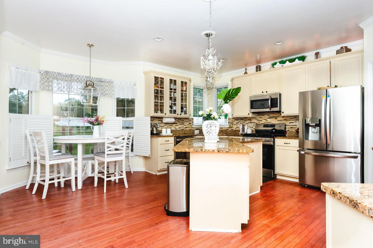 18278 Maple Spring Court Leesburg, VA 20176 - Photo 10 of 35 Bright and inviting modern kitchen.
