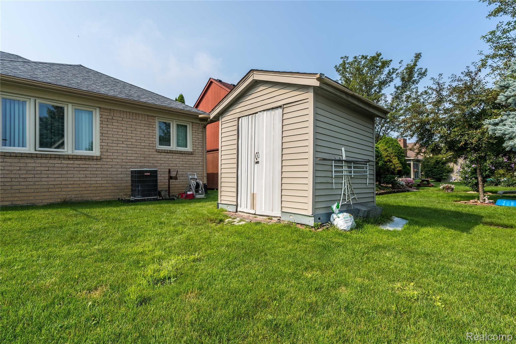 17931 Rocco Drive Macomb, MI 48044 - Photo 10 of 77 DSC05235.jpg