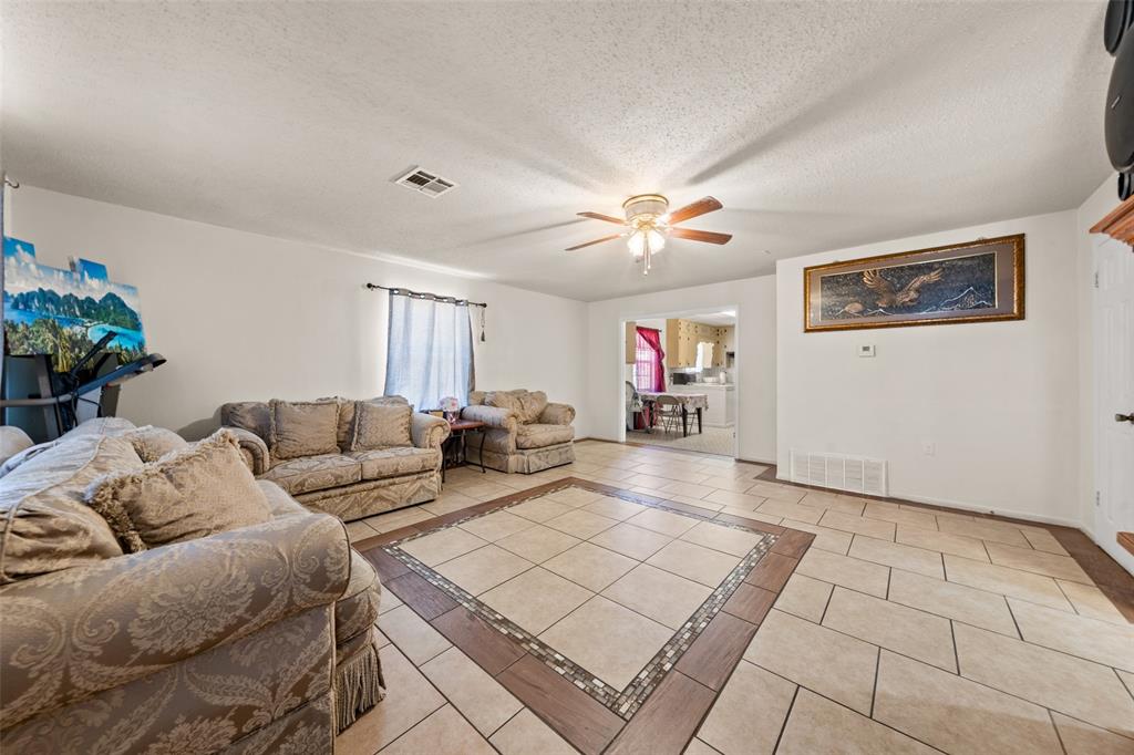 3524 Live Oak Avenue Waco, TX 76708 - Photo 4 of 19 a living room with furniture and flowers