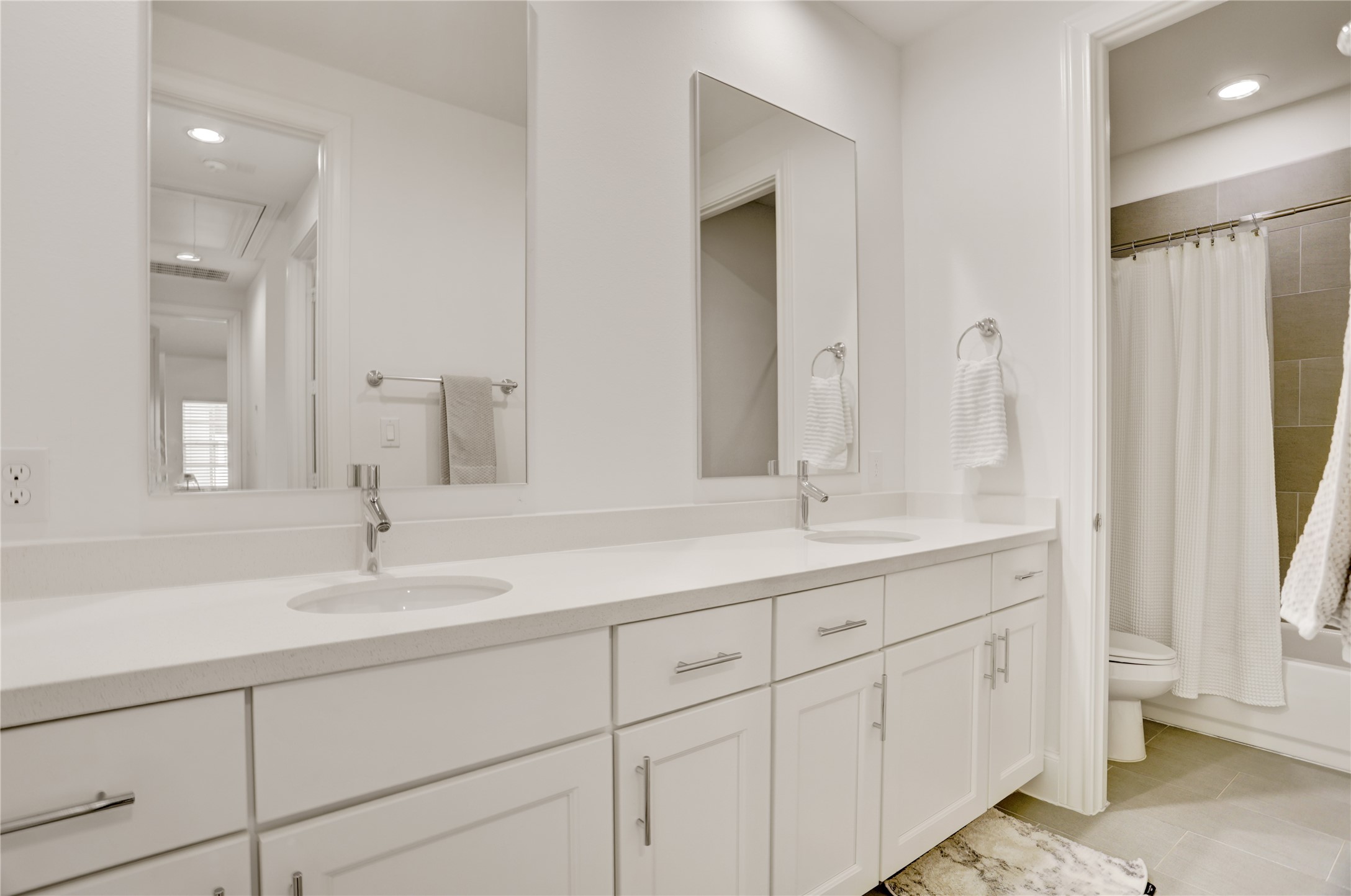 630 Delmar Street Houston, TX 77023 - Photo 22 of 27 a bathroom with double sink and a mirror