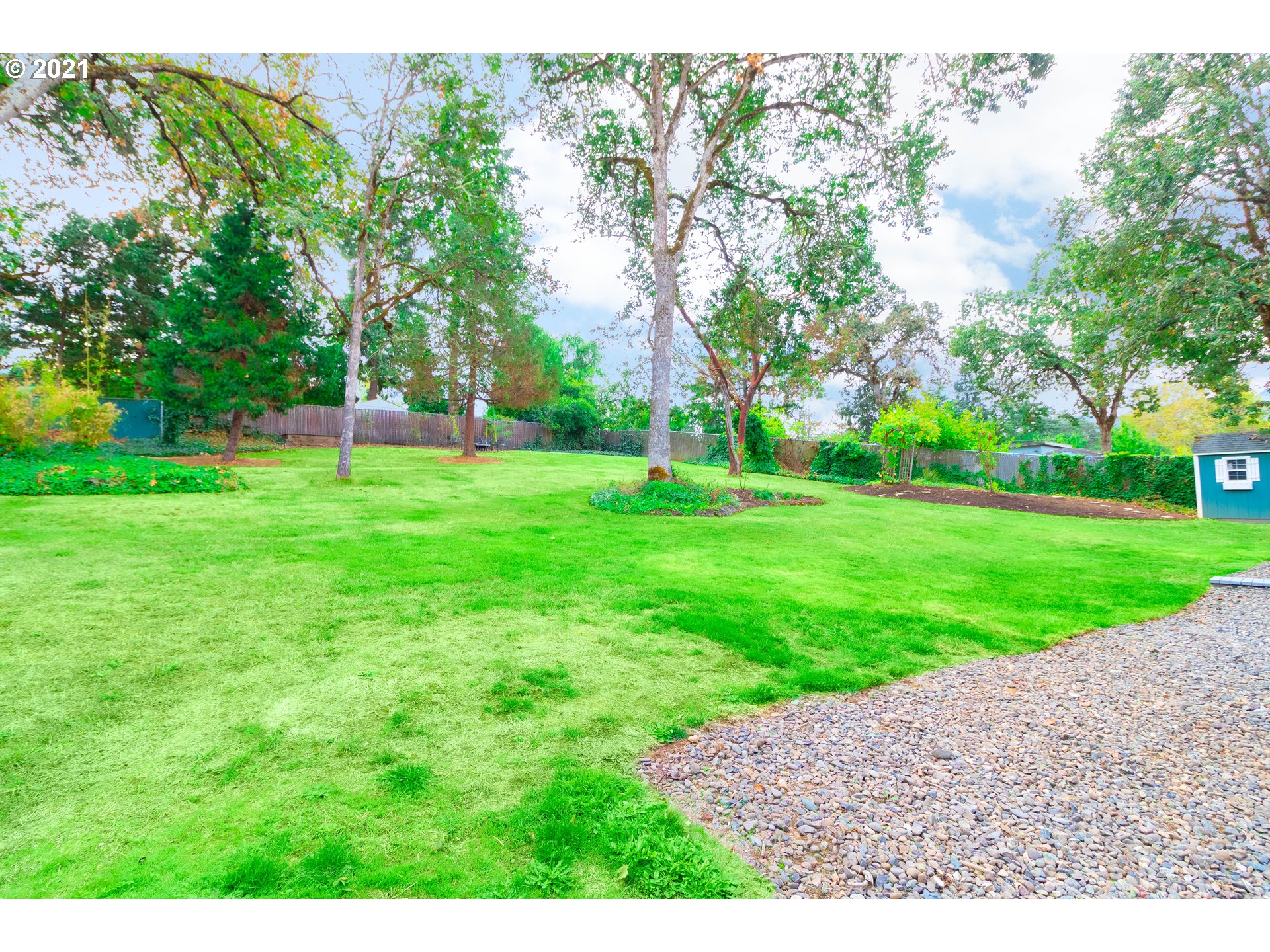 551 Page Road Winchester, OR 97495 - Photo 5 of 23 Gallery Image 5