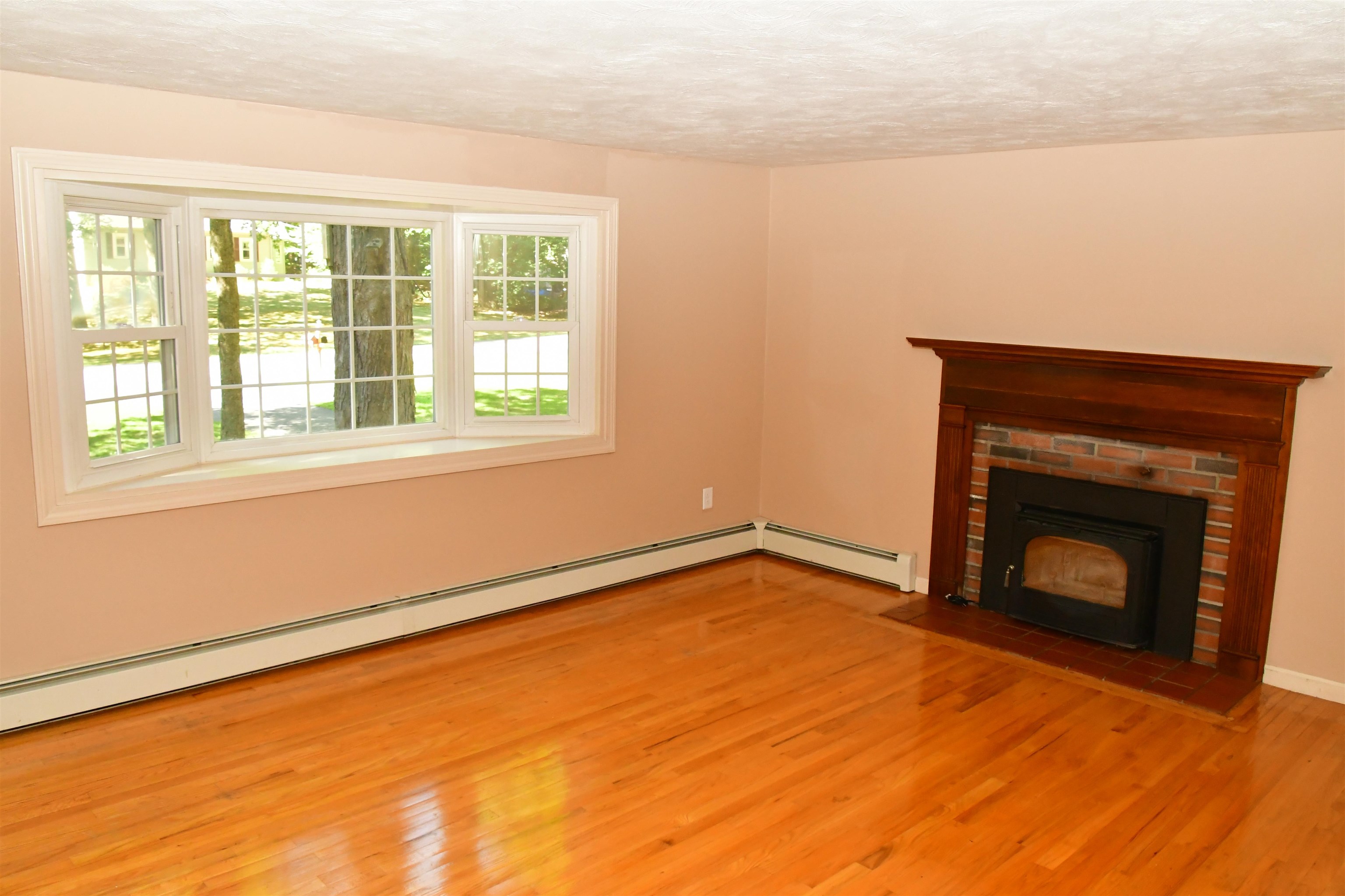 76 Woodridge Road Hampstead, NH 03826 - Photo 2 of 34