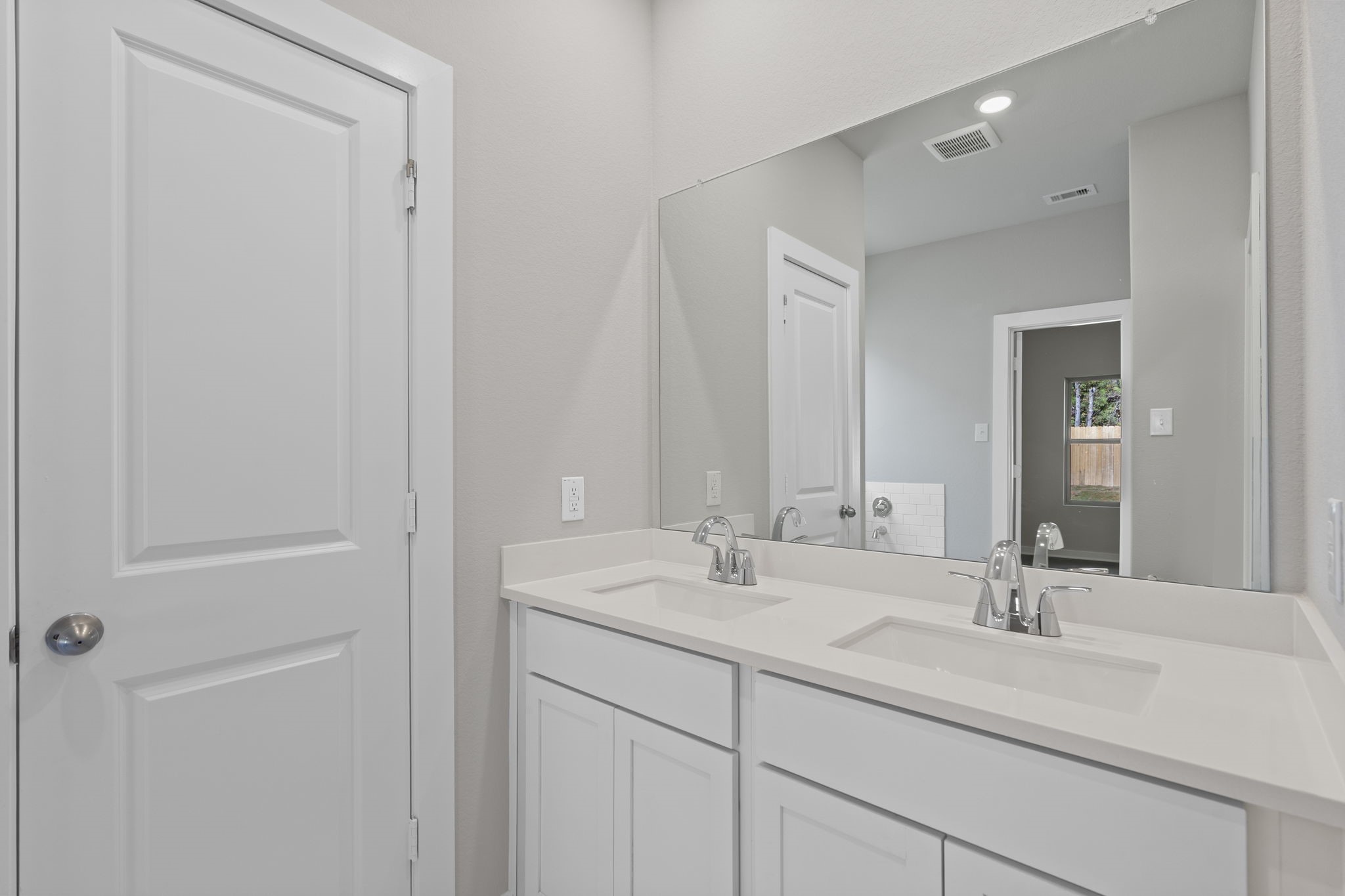 12339 Ridge Top Drive Conroe, TX 77304 - Photo 16 of 29 a bathroom with 2 sink and a mirror