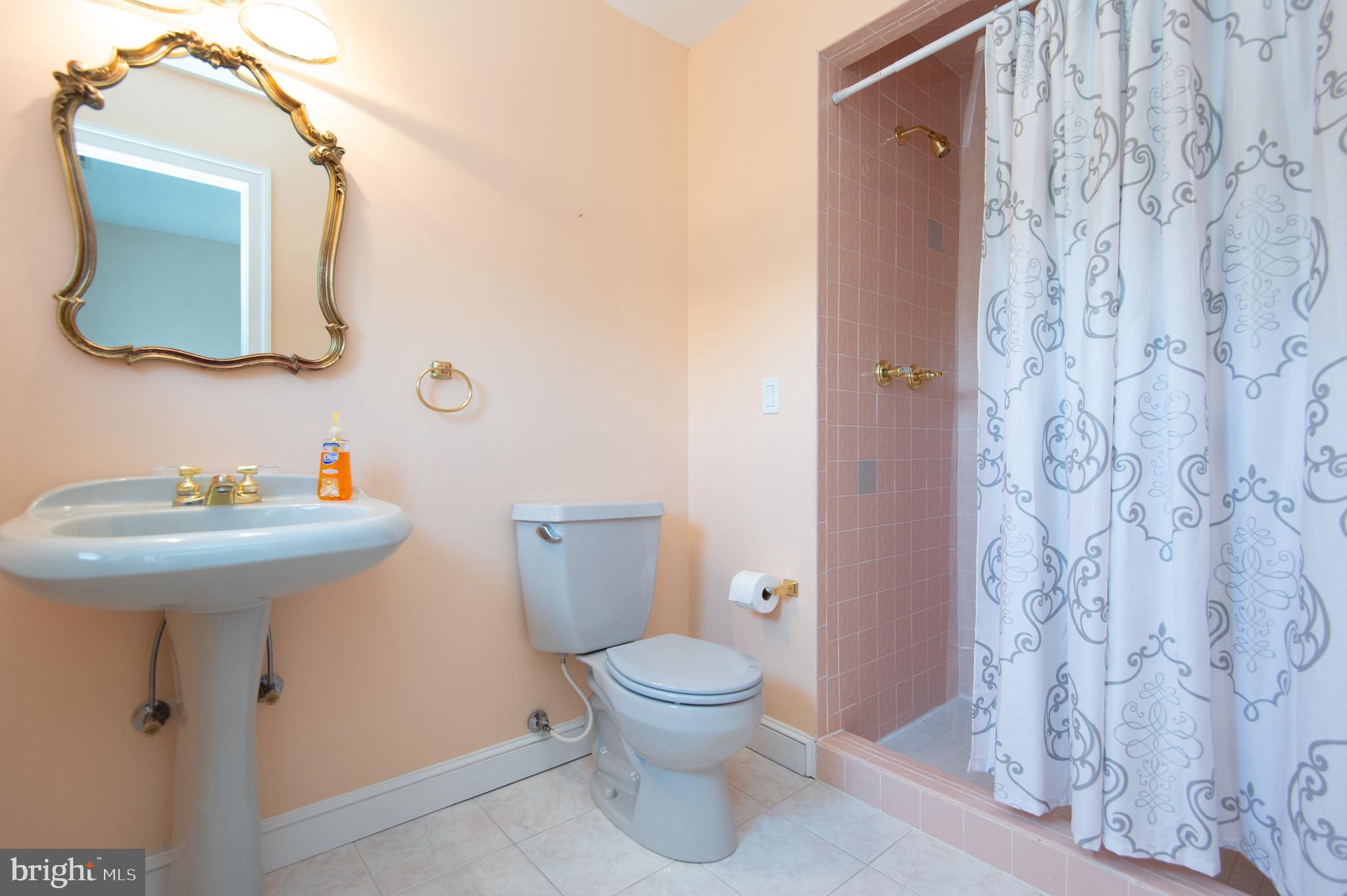 108 Riverside Drive Cambridge, MD 21613 - Photo 52 of 78 private bathroom for guest room