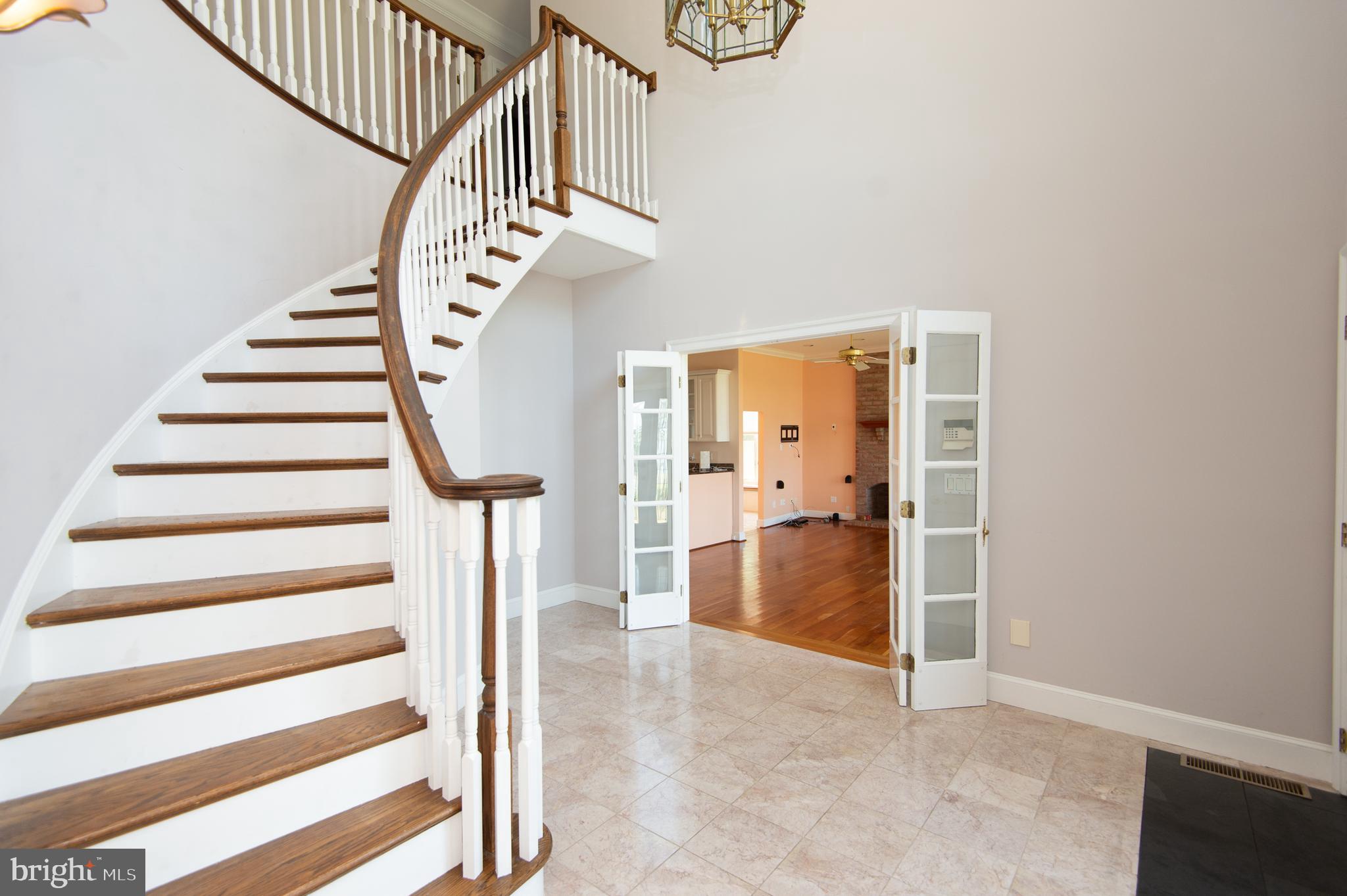 108 Riverside Drive Cambridge, MD 21613 - Photo 7 of 78 2 story foyer
