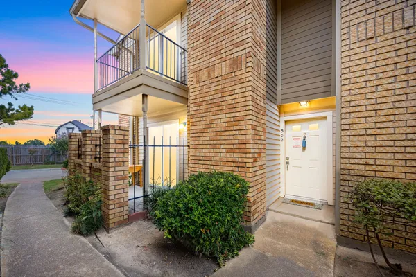 a view of a multi story building