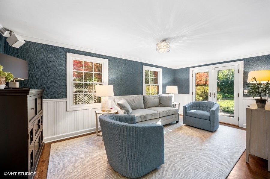 915 Golfview Road Glenview, IL 60025 - Photo 11 of 31 a living room with furniture and a flat screen tv