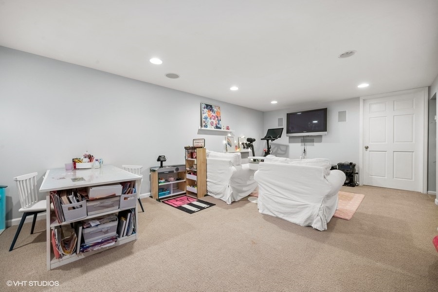 915 Golfview Road Glenview, IL 60025 - Photo 19 of 31 a bed room with furniture and a table