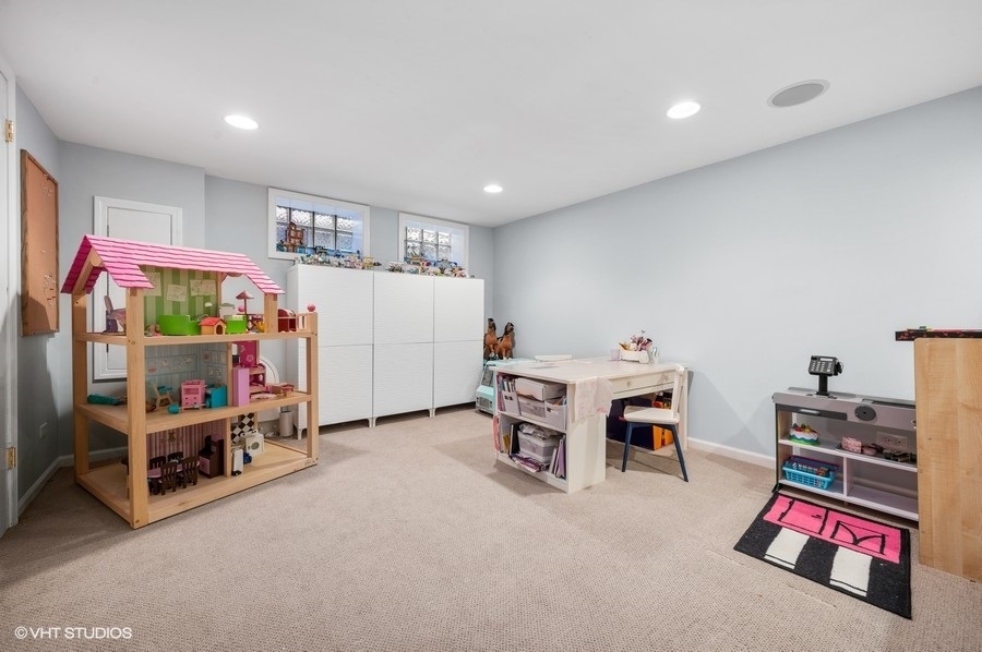 915 Golfview Road Glenview, IL 60025 - Photo 20 of 31 a room with furniture and white walls