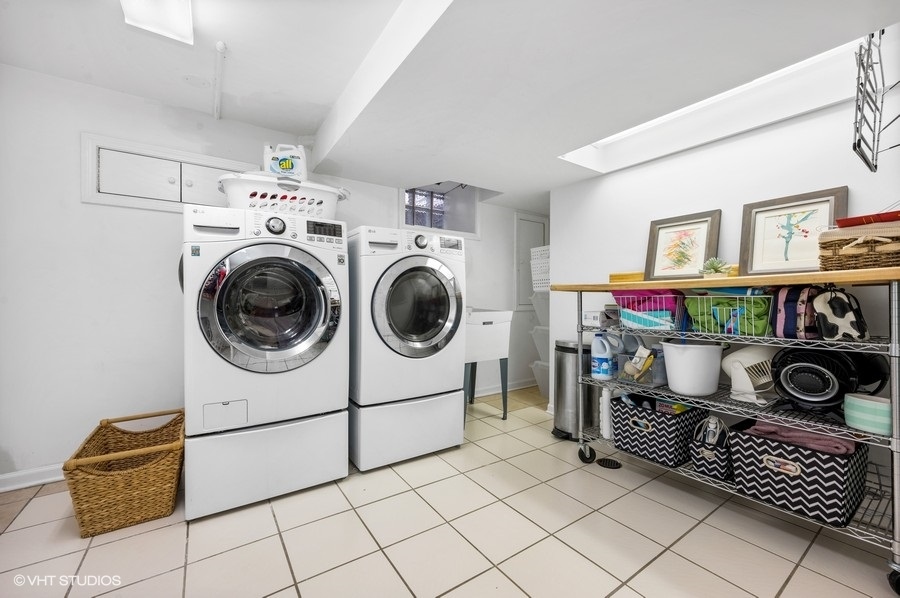 915 Golfview Road Glenview, IL 60025 - Photo 22 of 31 a utility room with dryer and washer