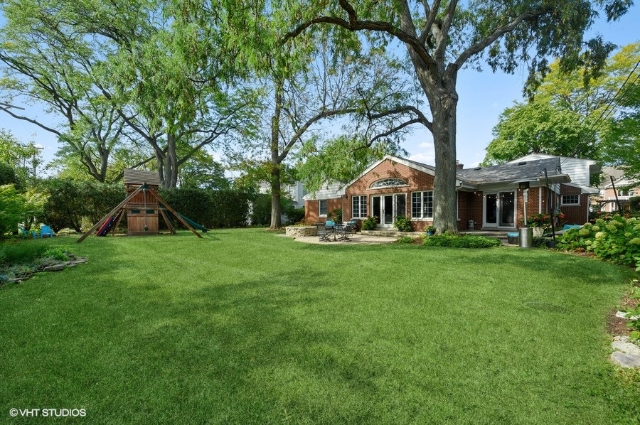 915 Golfview Road Glenview, IL 60025 - Photo 28 of 31 a front view of a house with garden