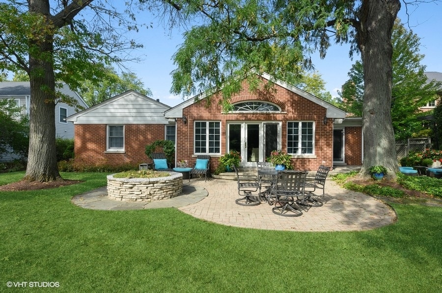 915 Golfview Road Glenview, IL 60025 - Photo 29 of 31 a view of a house with a yard and sitting area