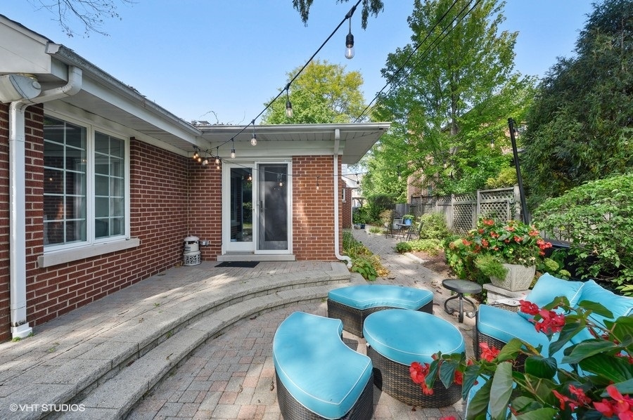 915 Golfview Road Glenview, IL 60025 - Photo 30 of 31 a front view of a house with a yard