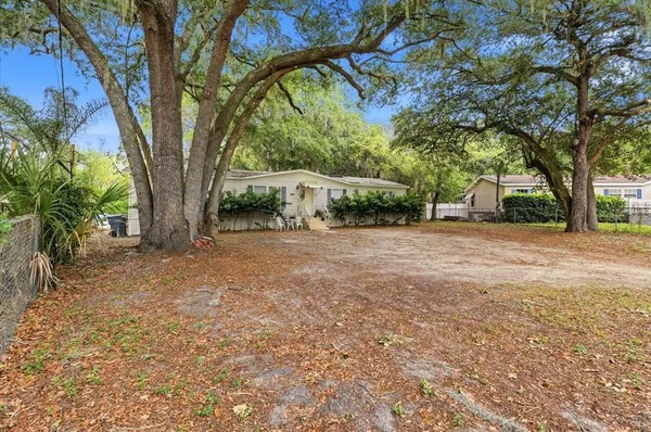 a view of a backyard