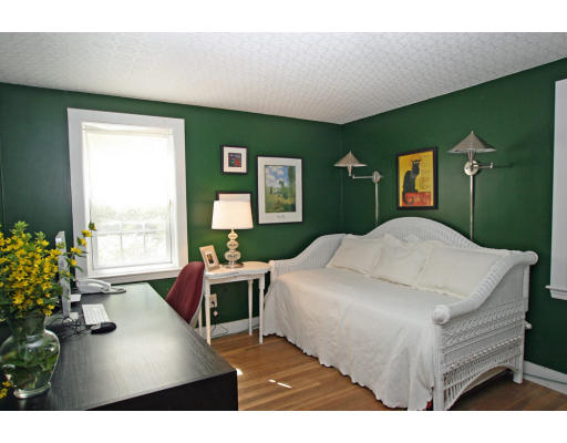 9 Pilgrim Road Hamilton, MA 01982 - Photo 23 of 26 a bedroom with a bed window and table