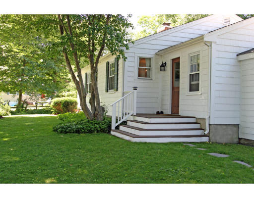 9 Pilgrim Road Hamilton, MA 01982 - Photo 4 of 26 a front view of a house with a garden