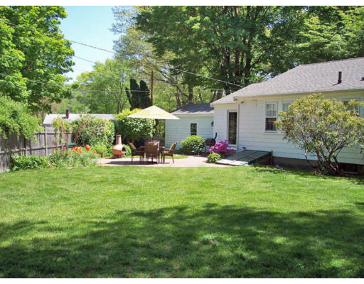 9 Pilgrim Road Hamilton, MA 01982 - Photo 8 of 26 a front view of a house with garden