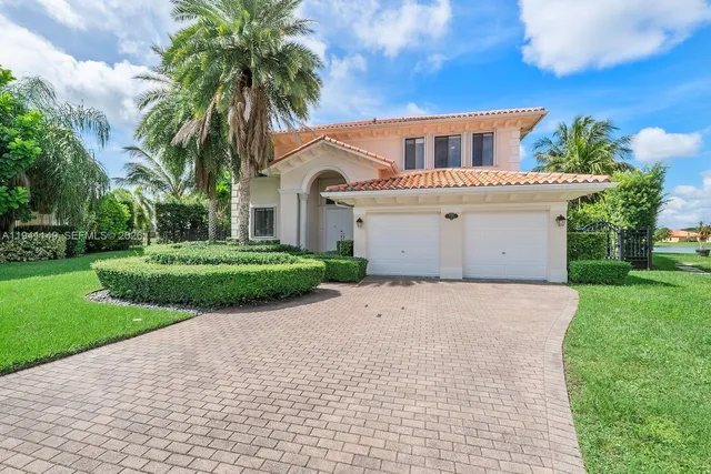 a view of entryway with garden