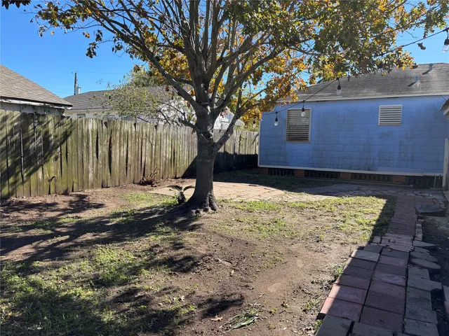 $1,100 | 5520 Menard Avenue, Unit 2, Galveston, TX 77551