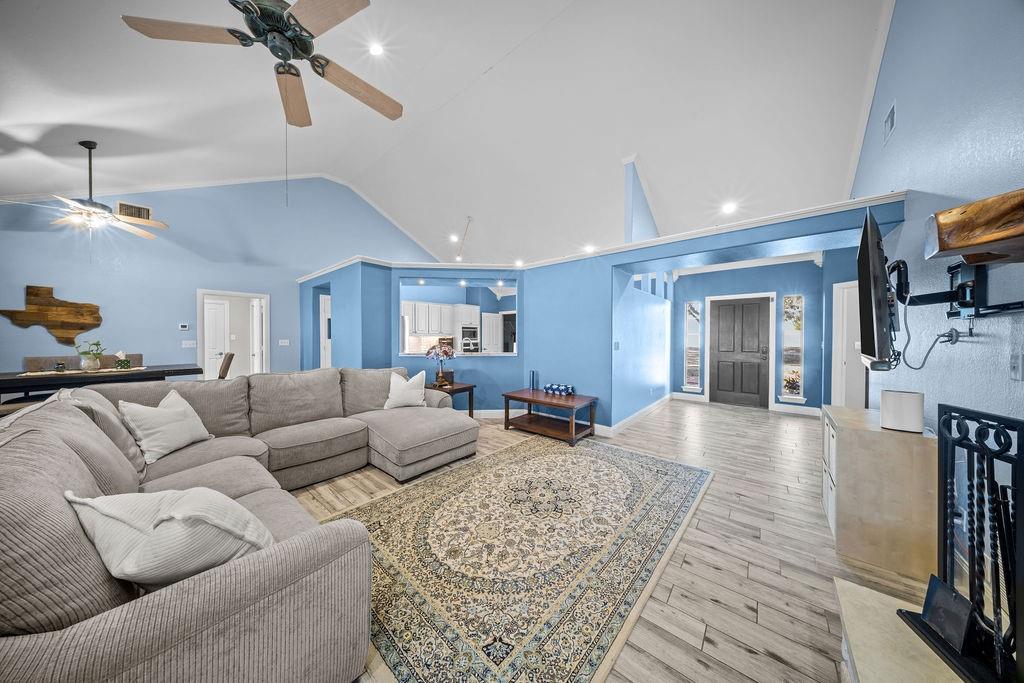 831 Union Hill Road Ennis, TX 75119 - Photo 13 of 38 a living room with furniture and a ceiling fan