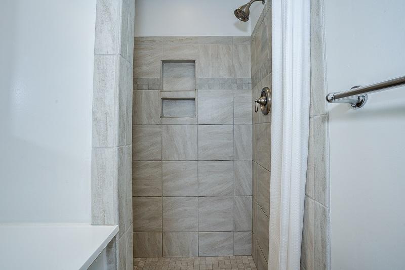 627 Olney Road Vinton, VA 24179 - Photo 29 of 43 a bathroom with a bathtub