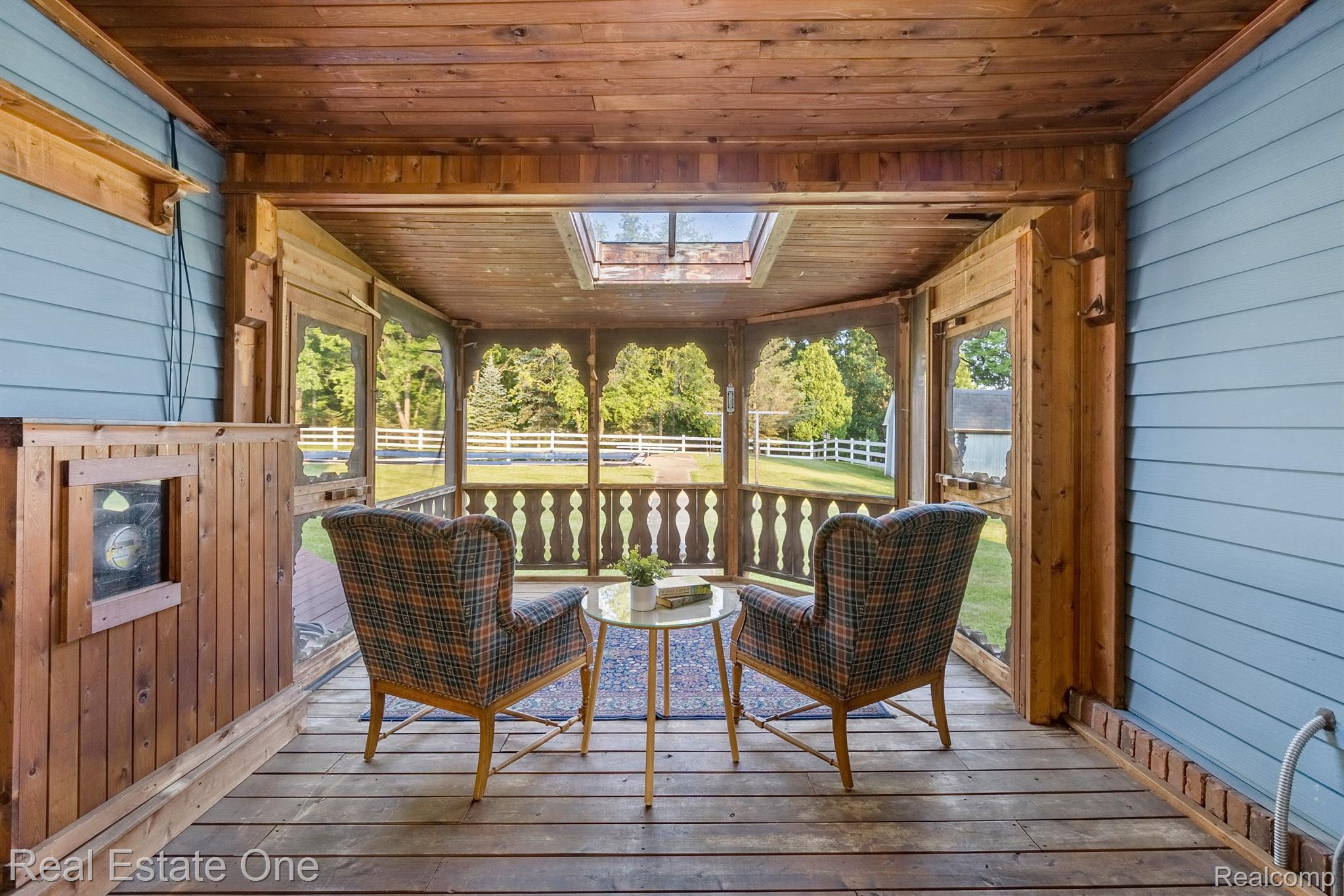 11260 Hartland Road Fenton, MI 48430 - Photo 27 of 73 Screened in 3 seasons room