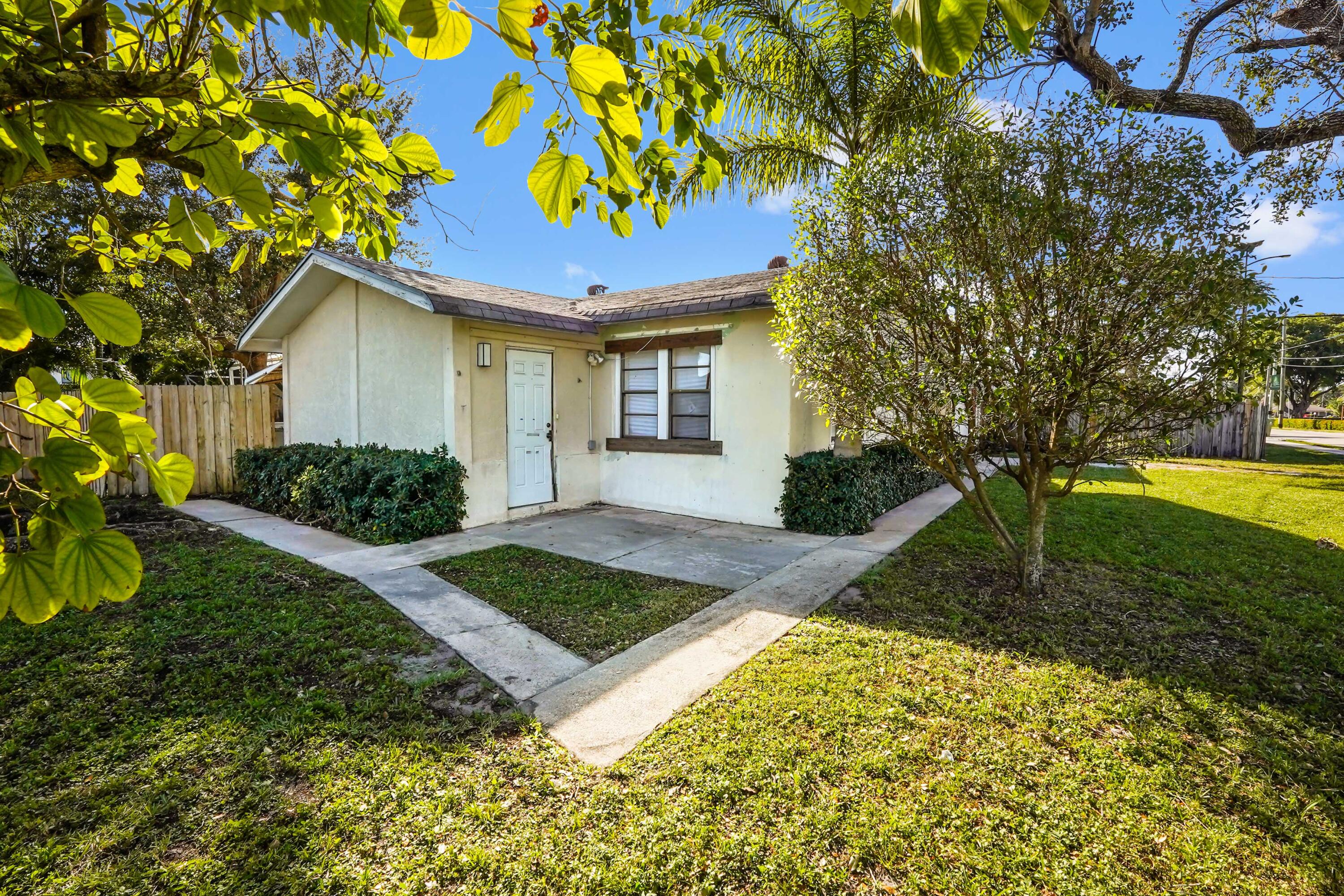 3858 Lakewood Road Palm Springs, FL 33461 - Photo 5 of 39 a house that has a tree in it