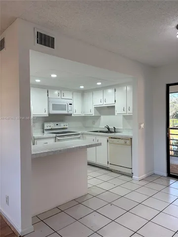 $1,900 | 4171 Oak Terrace Drive, Unit 4171, Greenacres, FL 33463