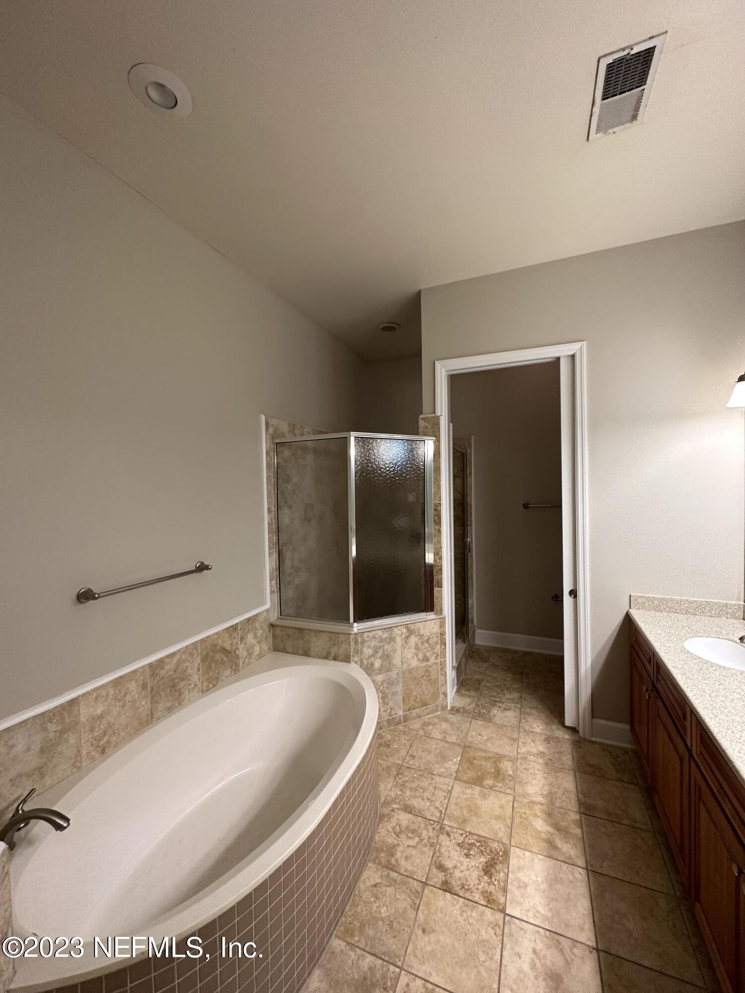 2014 Pond Ridge Court, Unit 1104 Fleming Island, FL 32003 - Photo 21 of 35 Owners large tub