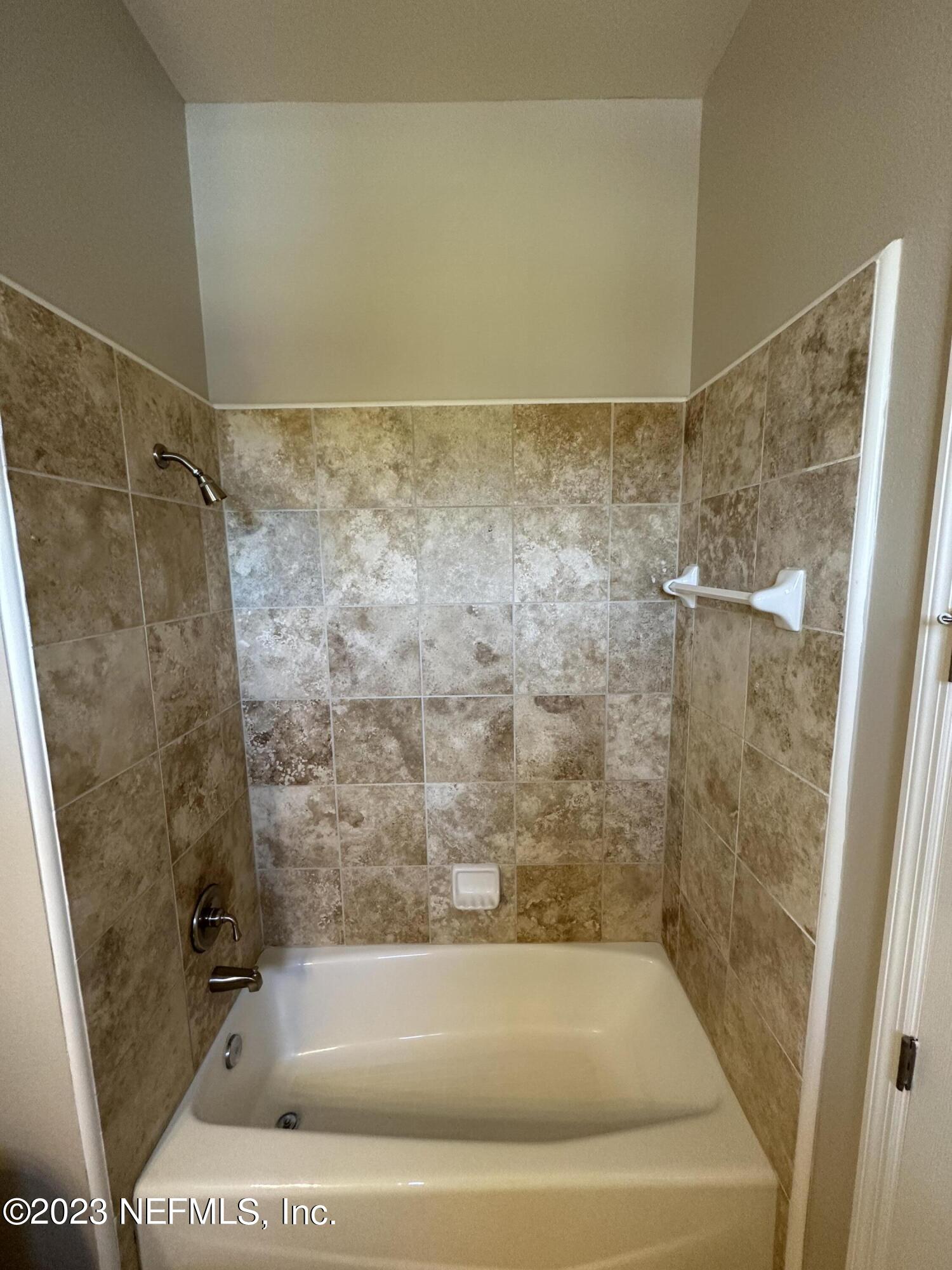 2014 Pond Ridge Court, Unit 1104 Fleming Island, FL 32003 - Photo 28 of 35 2nd bedroom tub