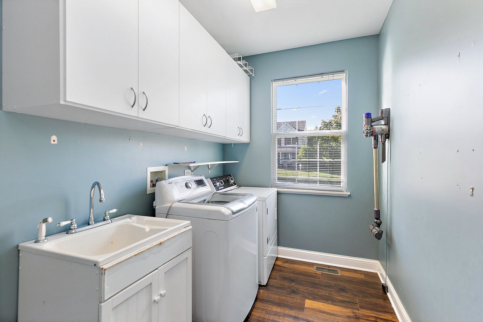 345 Shadow Hill Drive Elgin, IL 60124 - Photo 13 of 35 a utility room with dryer and washer