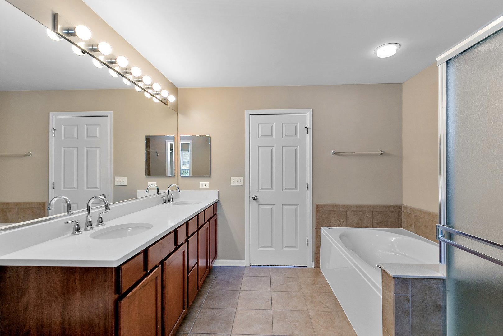345 Shadow Hill Drive Elgin, IL 60124 - Photo 19 of 35 a bathroom with a tub sink and mirror