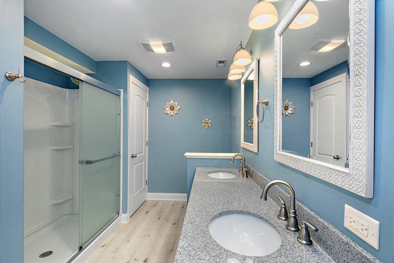 345 Shadow Hill Drive Elgin, IL 60124 - Photo 29 of 35 a bathroom with a sink and a mirror