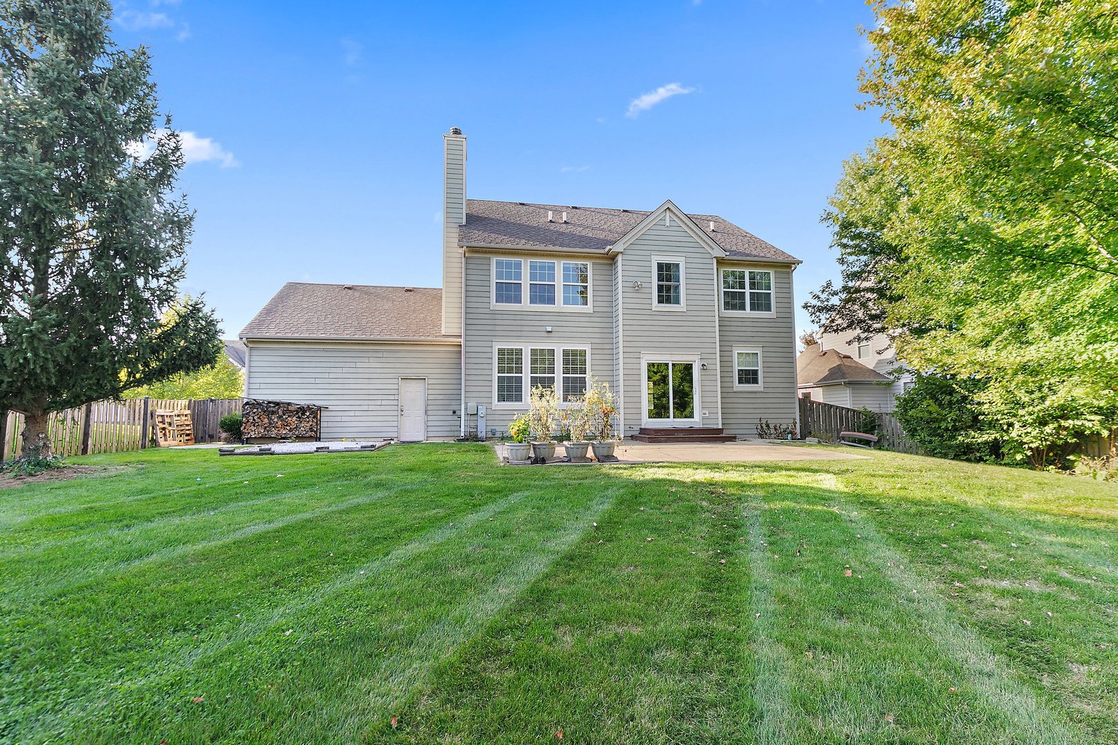 345 Shadow Hill Drive Elgin, IL 60124 - Photo 32 of 35 a front view of a house with a garden