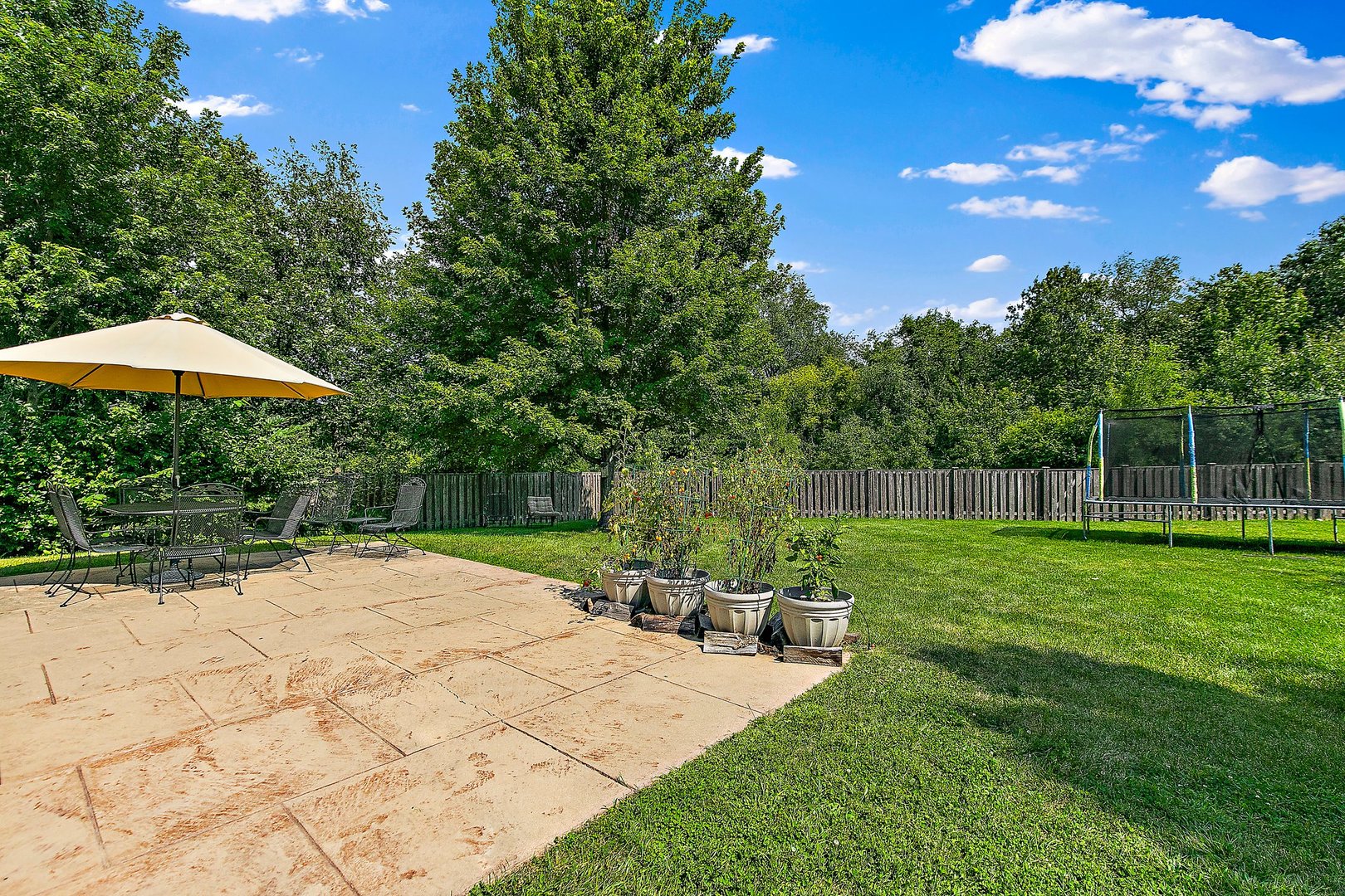 345 Shadow Hill Drive Elgin, IL 60124 - Photo 33 of 35 a backyard of a house with table and chairs