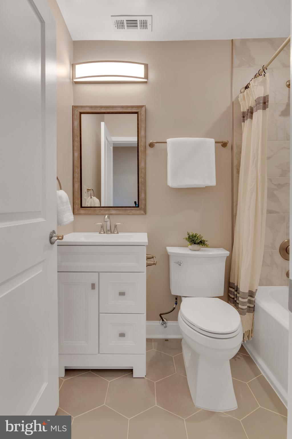 728 Decatur Place Northeast Washington, DC 20017 - Photo 22 of 33 Full tub bath